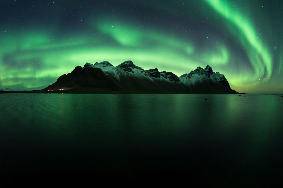 The Light Verse and the Abyss: A Scholarly Commentary on Qur’an&nbsp;24:35–40